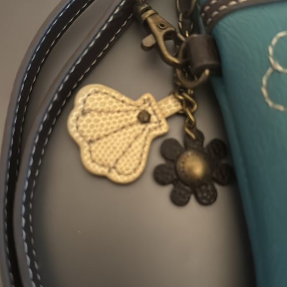 Chapa over the body bag. Also has a strap to adjust smaller bag. 8x5 - Picture 2 of 5